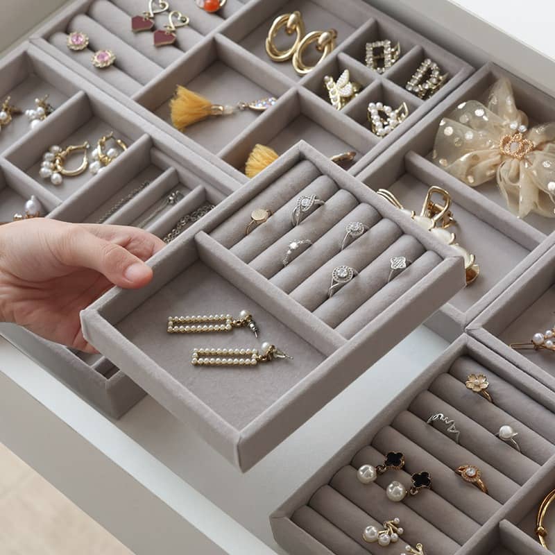 Organizador de Bijuterias e Relógios - Bandeja de Veludo para Closet! Porta jóias para gavetas, elegante e prática, mant